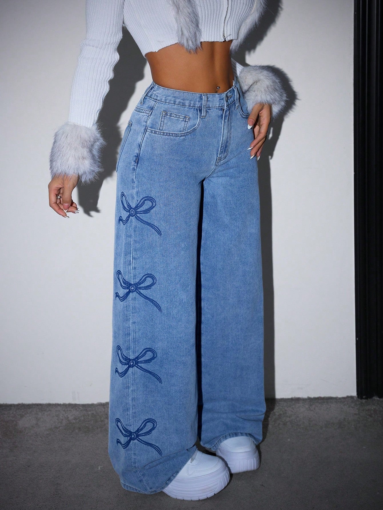 Jeans Wide Leg com Laços Bordados